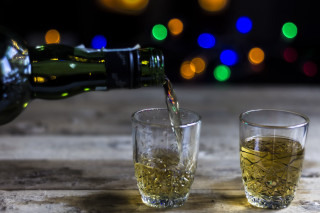 Wine pour bokeh glasses table - the glass free wallpaper