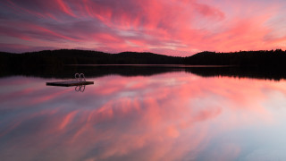 Pink sky reflection lake bench - a pink sky free wallpaper for desktop