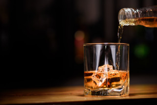 Whiskey pour ice glass table - ice free wallpaper