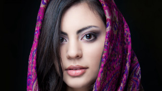 Woman pink scarf black background - a pink scarf free wallpaper