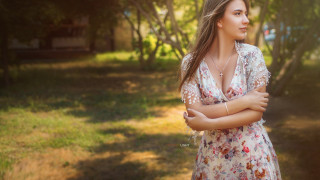 Romanticism woman field crossed arms - romanticism free wallpaper