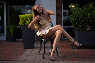 Woman dress smiling sitting crossed - arabesque free wallpaper for desktop