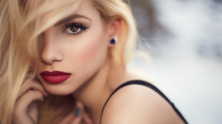 Woman redlipstick blackdress pose blurry - piercing free wallpaper