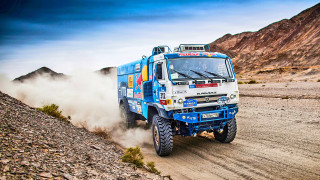 Truck dirt road desert dust 2 - a dirt road in the desert free wallpaper