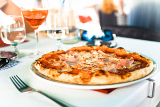 Pizza whiteplate foodphotography curry shrimp - a pizza free wallpaper
