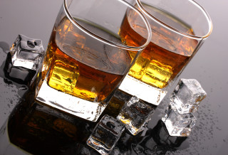 Beer glasses on ice bottle - ice free wallpaper