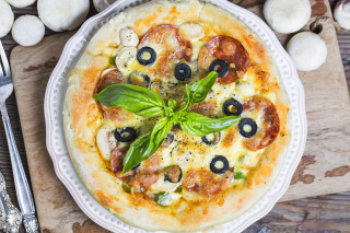 Pizza olives basil wooden table - a pizza free wallpaper