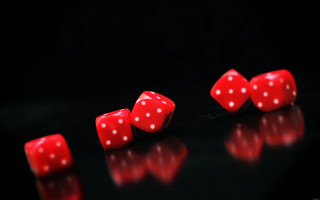 Dices table reflection blurry heart - a reflection free wallpaper