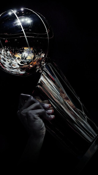 Person phone wine blackbackground hyperrealism - a person holding free wallpaper