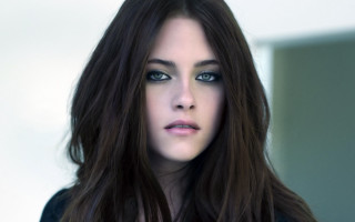 Serious woman longhair blueeyes photorealistic - her face and shoulder free wallpaper