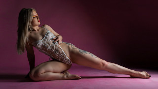 Tattooed woman pink floor arabesque - tattoo free wallpaper