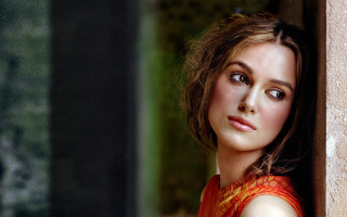 Woman leaning against wall serious - a woman leaning against a wall free wallpaper