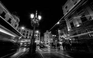 Black white street night bus - the sidewalk free wallpaper