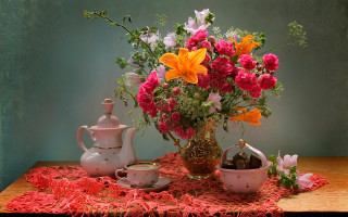 Vase flowers tea table red - david lachapelle free wallpaper