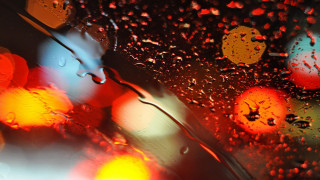 Rain covered window traffic lights - drop free wallpaper