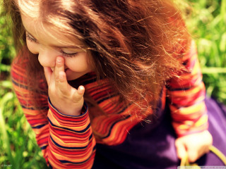 Little girl grass hands face - a little girl free wallpaper