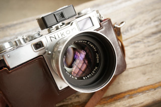 Camera leather case wooden table - the len free wallpaper