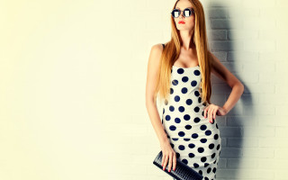 Woman polka dot dress holding 3 - a purse free wallpaper