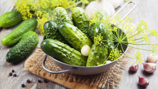 Cucumbers garlic wooden board food - a wooden board free wallpaper