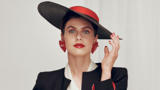 Woman red hat red lips - a red hat free wallpaper