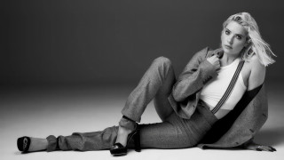 Woman suit tie crossed legs - annie leibovitz free wallpaper