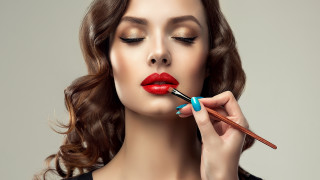 Woman red lip blue brush - a red lip free wallpaper