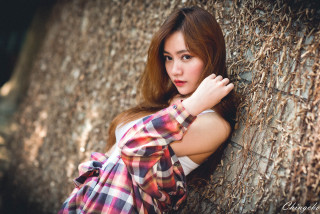 Woman leaning tree serious brown - a woman leaning against a tree free wallpaper
