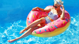 Woman bikini donut pool summer - evelyn abelson free wallpaper