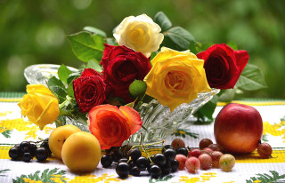 Vase roses fruit folk art - a glass vase free wallpaper