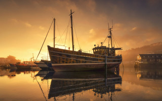 Boat water sunset foggy sky 2 - a foggy sky in the background free wallpaper