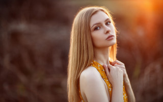 Blonde woman portrait sunlight anamorphic - her shoulder free wallpaper for desktop