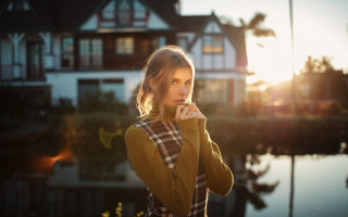 Woman house lake autumn bokeh - a house free wallpaper