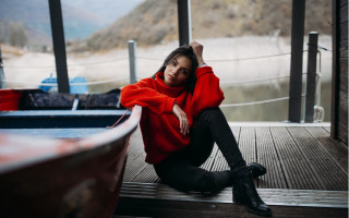 Woman dock red sweater black - a red sweater free wallpaper