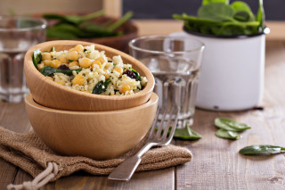 Wooden bowl rice vegetables glass - a wooden bowl free wallpaper