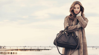 Woman beach handbag cellphone mutedcolors - barbizon school free wallpaper