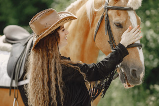 Woman cowboy hat horse blurry - boleslaw cybi free wallpaper