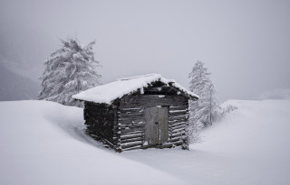 Cabin snowy forest mountains fog - photography free wallpaper