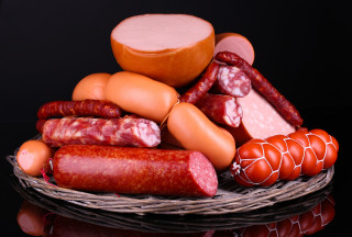 Basket sausages tomatoes meats table - bela čikoš sesija free wallpaper