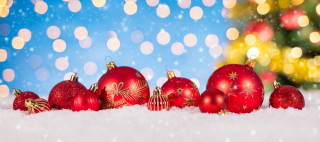 Red ornaments snow christmas tree - a christmas tree in the background free wallpaper