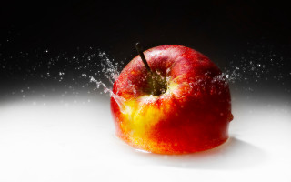 Red apple water splash black 2 - a red apple free wallpaper