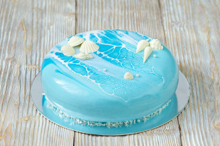Blue cake shells wooden table - a white table cloth free wallpaper