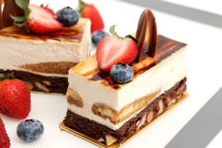 Cake strawberries chocolate pastel berry - a piece of cake free wallpaper