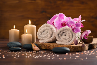 Wooden table candles towels flower - diffuse free wallpaper