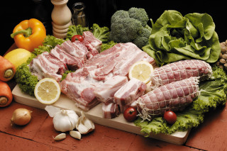 Cuttingboard rawmeat broccoli carrots lemons - broccoli free wallpaper