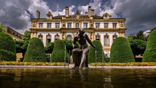 Woman sitting bronze statue fountain - a statue of a woman free wallpaper