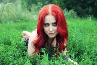 Redhair woman laying grass smiling - a smile free wallpaper for desktop