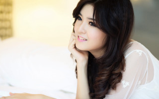 Woman long hair bed hand 2 - her chin free wallpaper