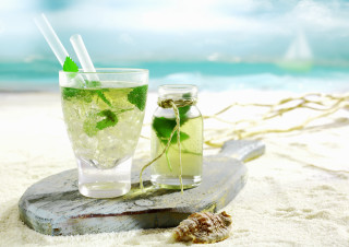 Beach glass water green drink - free holidays wallpaper