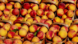 Peach baskets green leaf summer - a table top free wallpaper