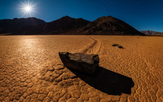 Desert rock night sky moonlight - a bright sun free wallpaper